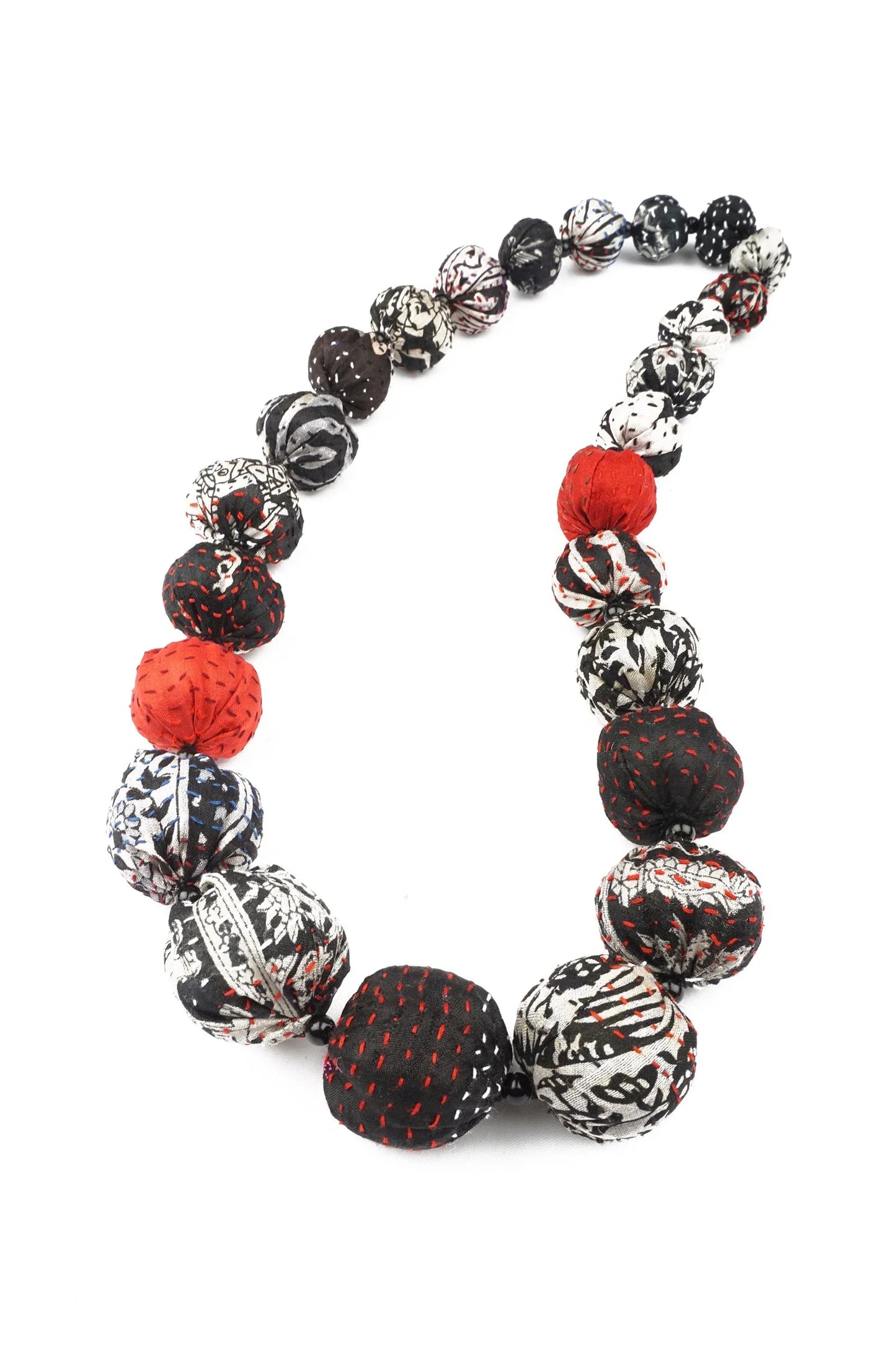 MONOTONE PRINT AND RED KANTHA NUTS MEDIUM NECKLACE - mr2701-red -