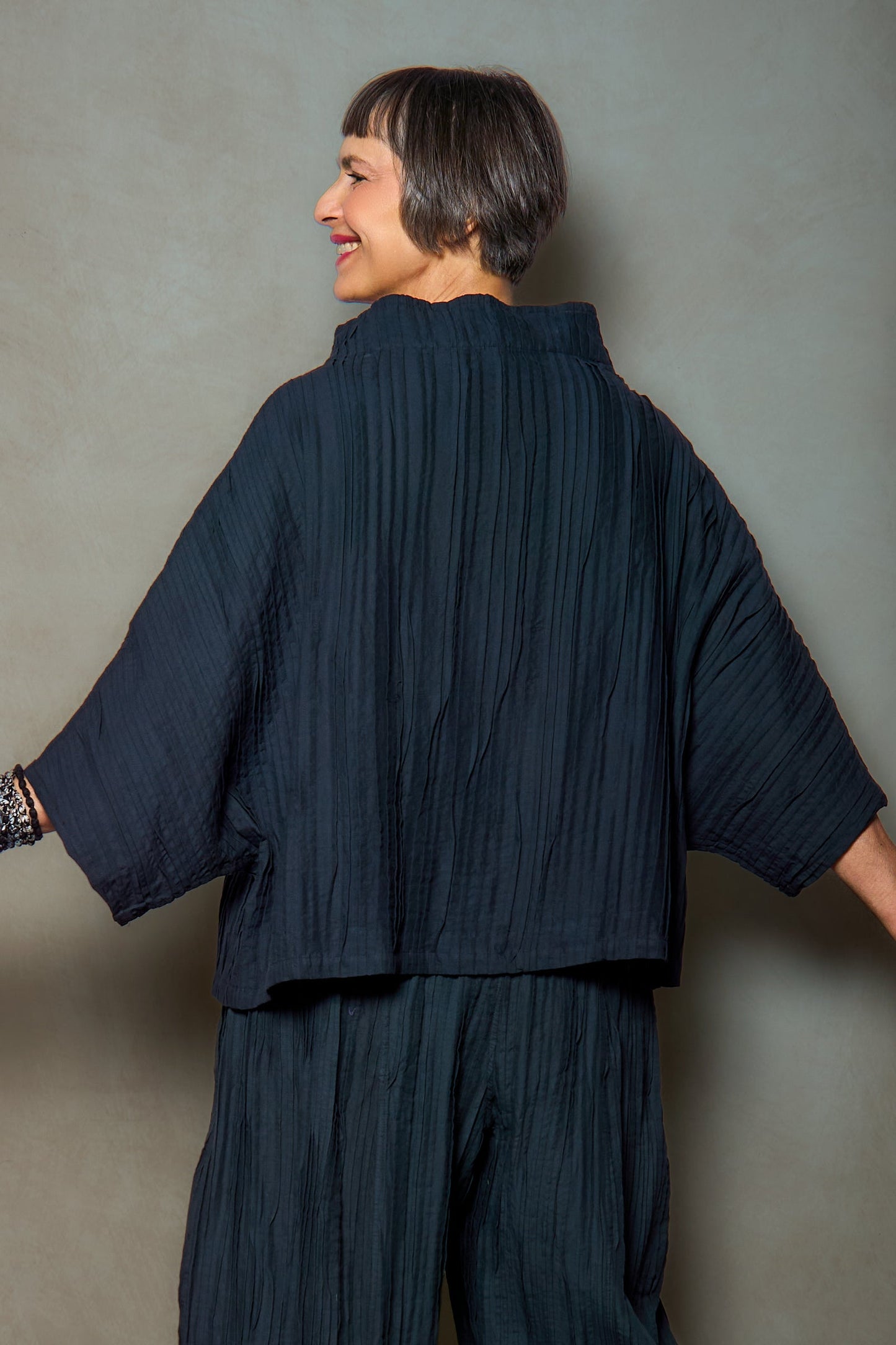 RIPPLE TUCK SOLID FUNNEL NECK TOP - trs1t102-blk -