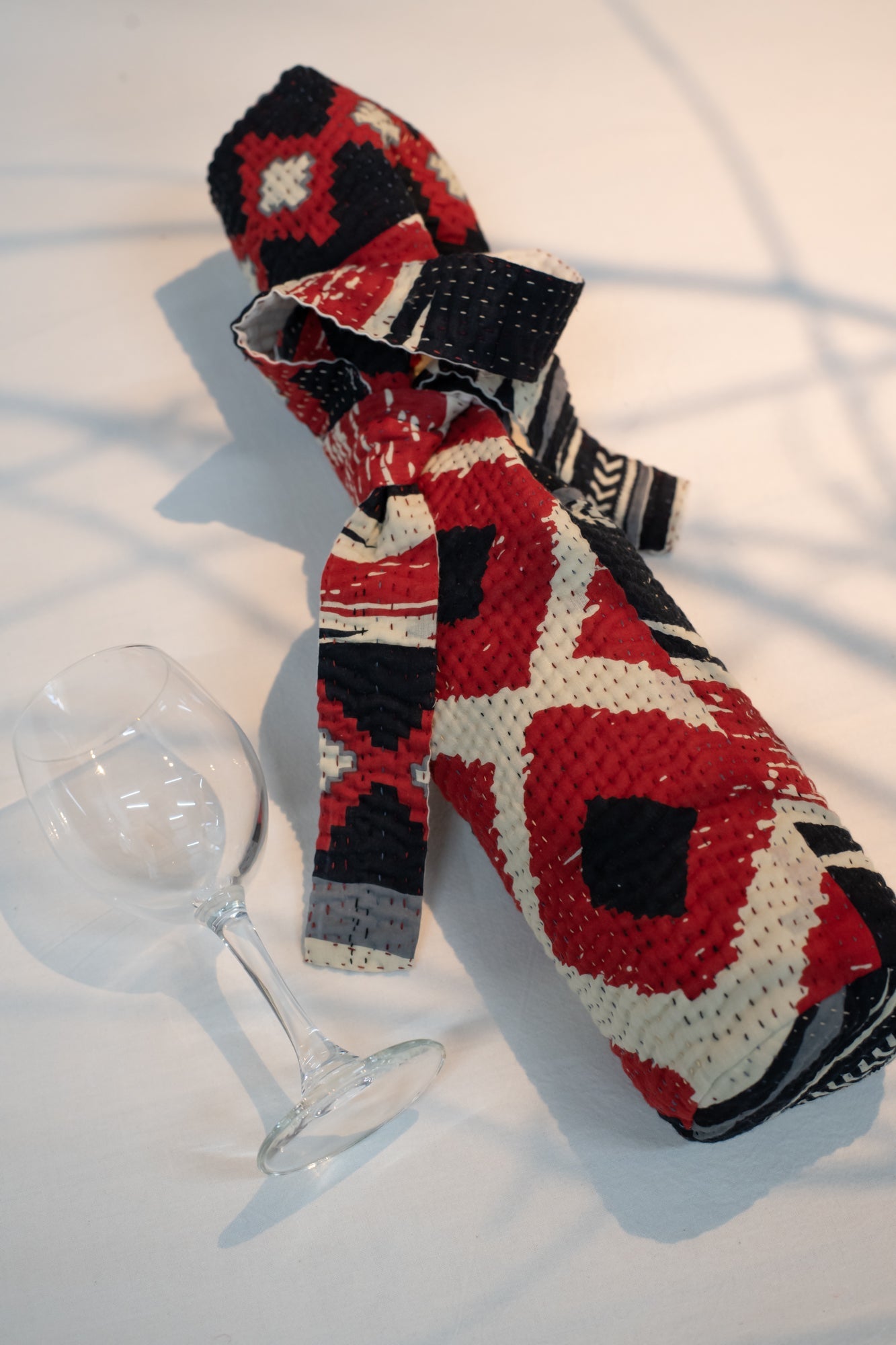 MONOTONE IKAT KANTHA WINE BAG