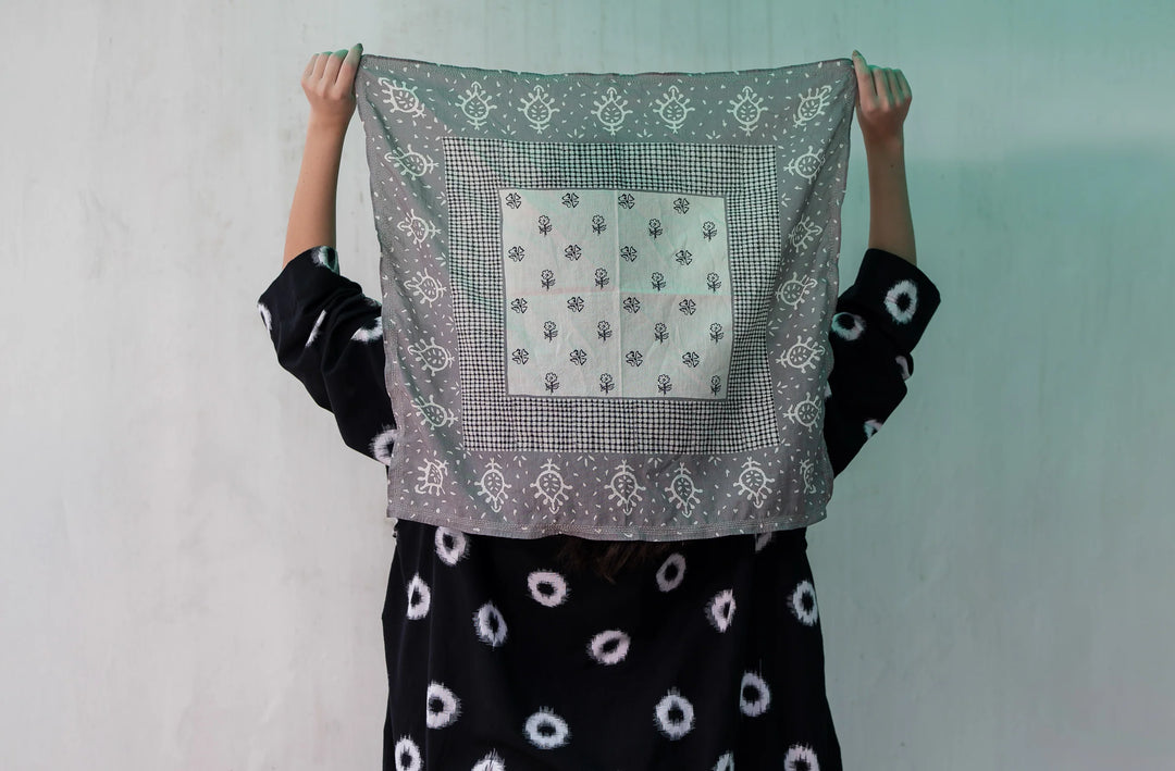Bandana carrée en coton Kantha faite main - Gris