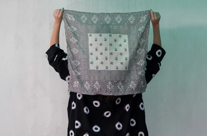 Bandana carrée en coton Kantha faite main - Gris