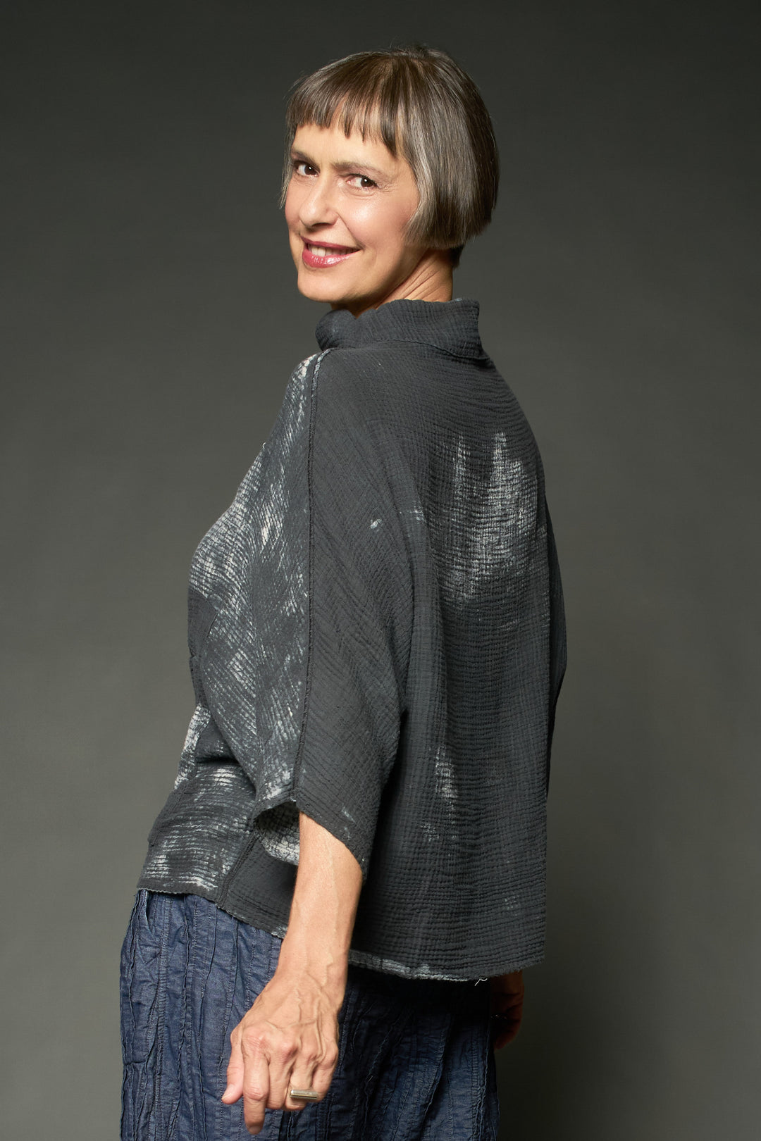 MUD DYE RIPPLE KANTHA FUNNEL NECK POCKET TOP - yp2t104-bgr -