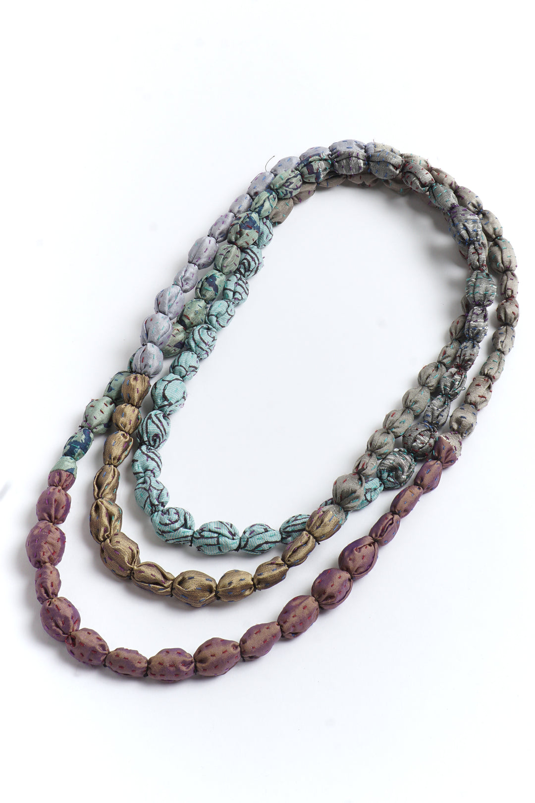 COLLIER LONG VINTAGE EN SOIE KANTHA AVEC PERLES À NŒUDS - sv2707-ntr -