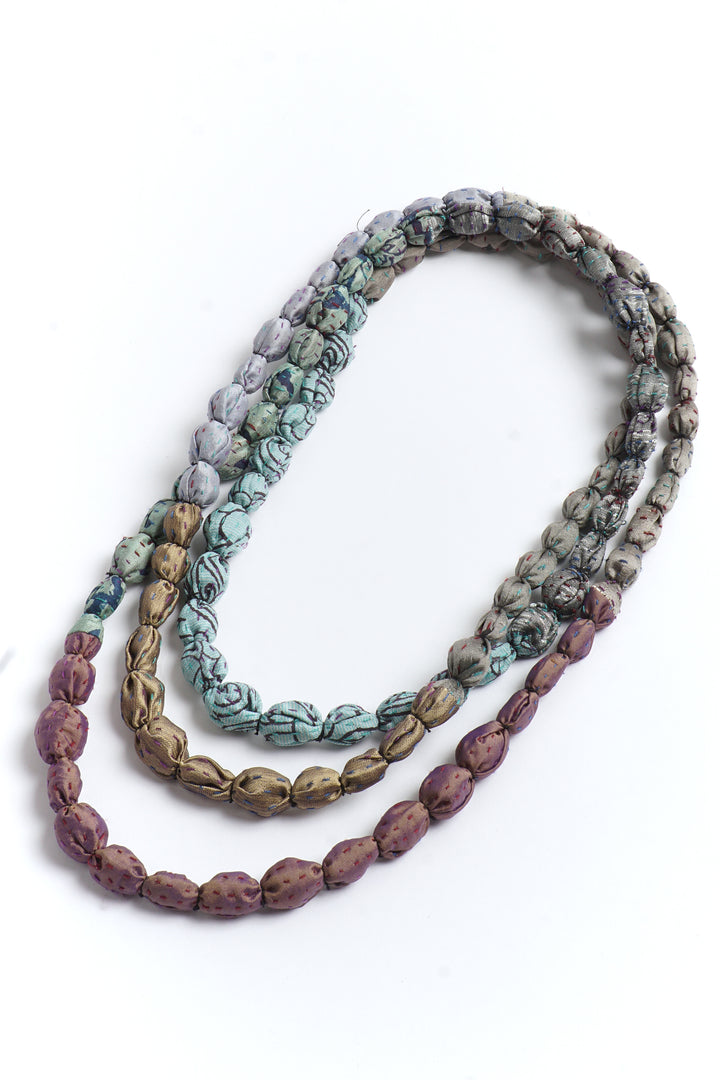 COLLIER LONG VINTAGE EN SOIE KANTHA AVEC PERLES À NŒUDS - sv2707-ntr -