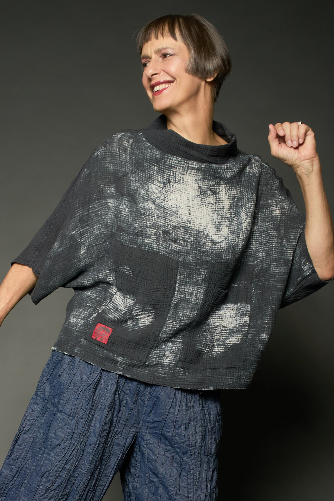 MUD DYE RIPPLE KANTHA FUNNEL NECK POCKET TOP - yp2t104-bgr -