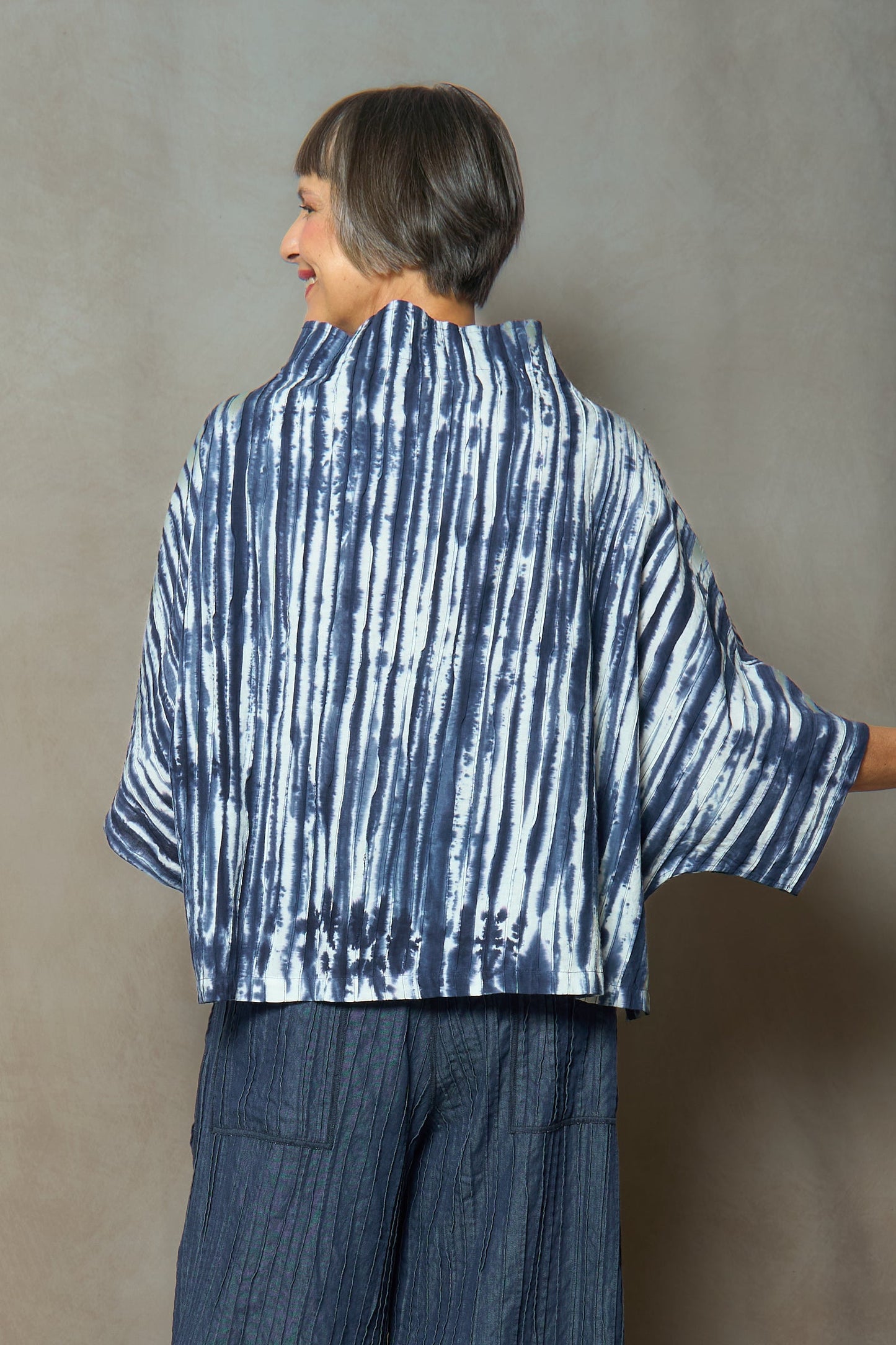 CAMBRIC TIE DYE RIPPLE TUCK FUNNEL NECK TOP - tr1t102-nvy -