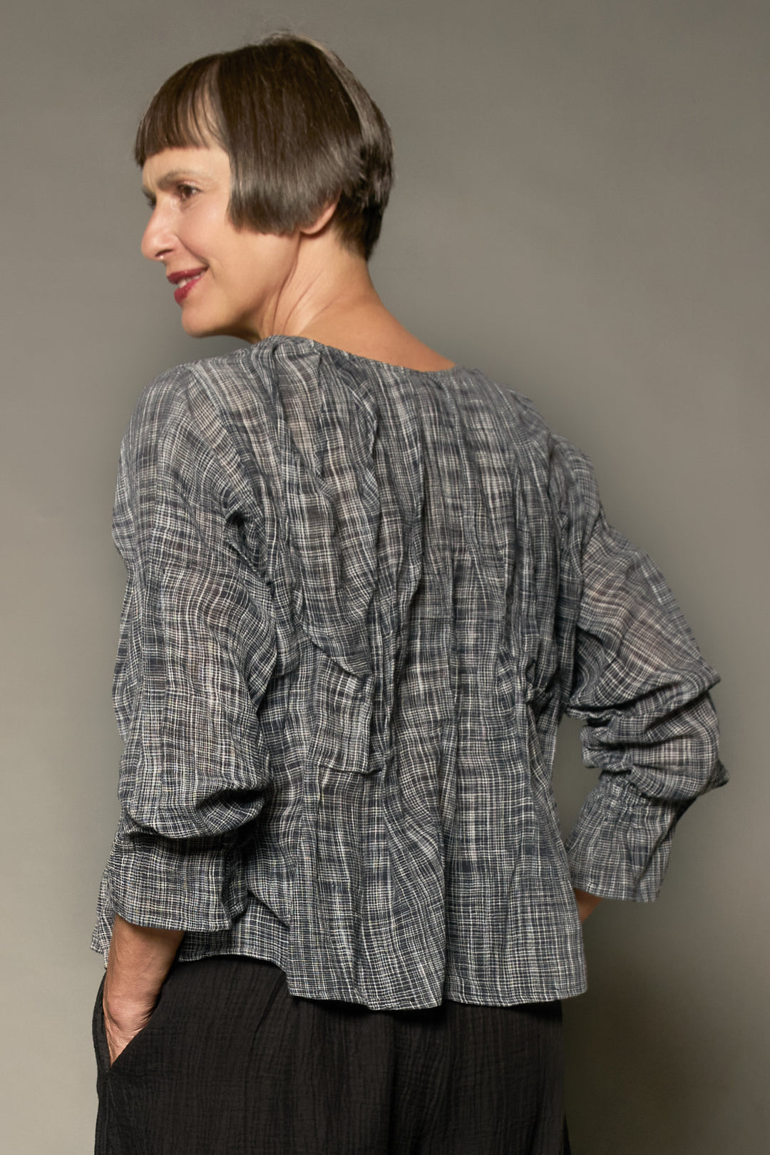 WOVEN TWO TONE COTTON WAVY TUCK V-NECK BLOUSE-NON DYED - wt1575-blk -