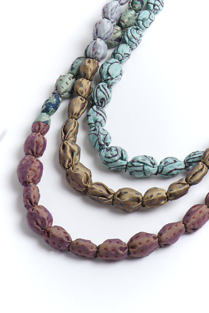 COLLIER LONG VINTAGE EN SOIE KANTHA AVEC PERLES À NŒUDS - sv2707-ntr -