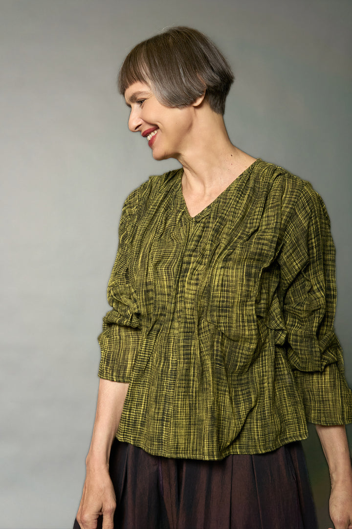 WOVEN TWO TONE COTTON WAVY TUCK V-NECK BLOUSE-NON DYED - wt1575-ylw -