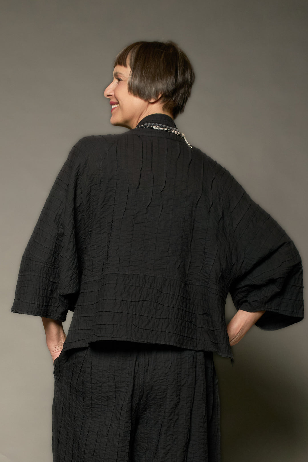 RIPPLE TUCK SOLID LANTERN SLV. SHRUG - trs1j103-blk -