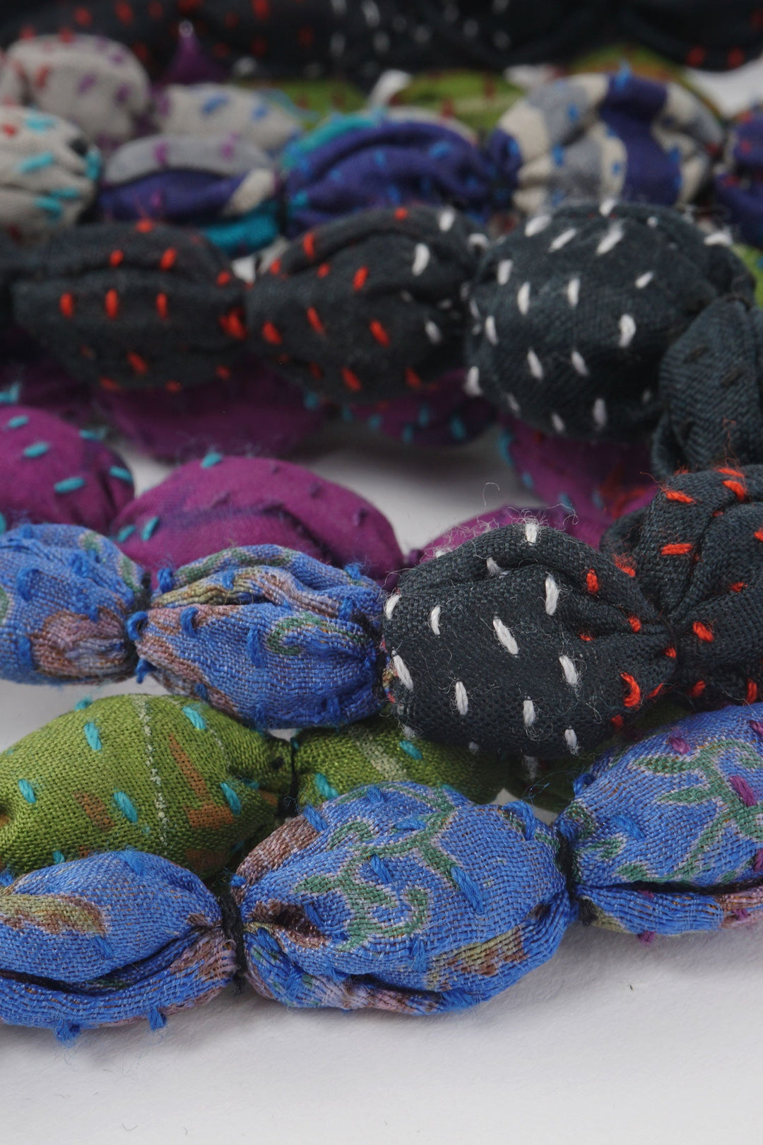 COLLIER LONG VINTAGE EN SOIE KANTHA AVEC PERLES NOUÉES - sv2707-grn -