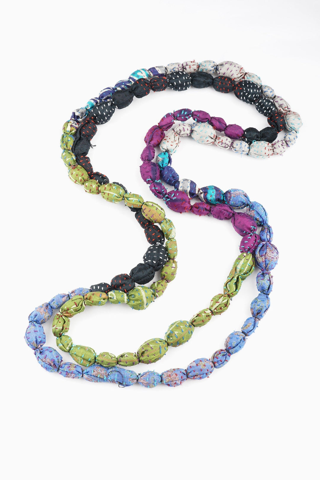 COLLIER LONG VINTAGE EN SOIE KANTHA AVEC PERLES NOUÉES - sv2707-grn -