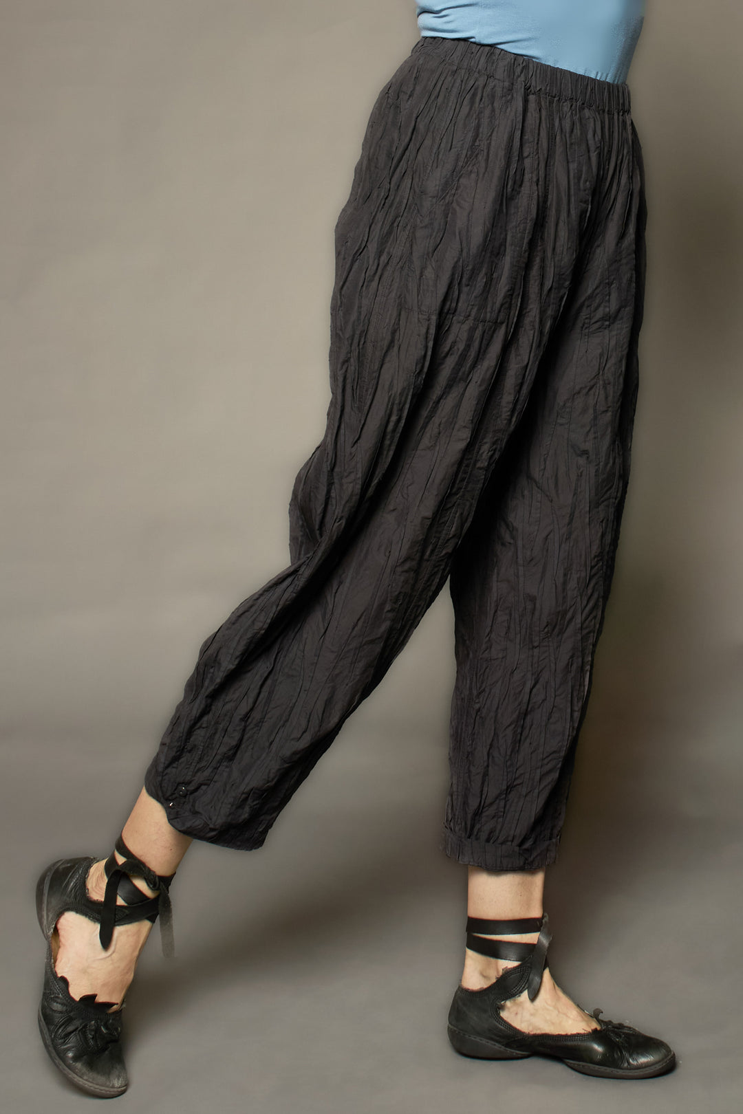 CAMBRIC COTTON RANDOM TUCK BARREL PANTS - ra1641-blk -