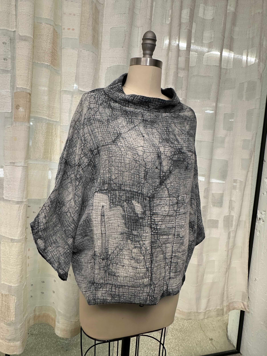 MUD DYE RIPPLE KANTHA FUNNEL NECK POCKET TOP - yp2t104-gry -