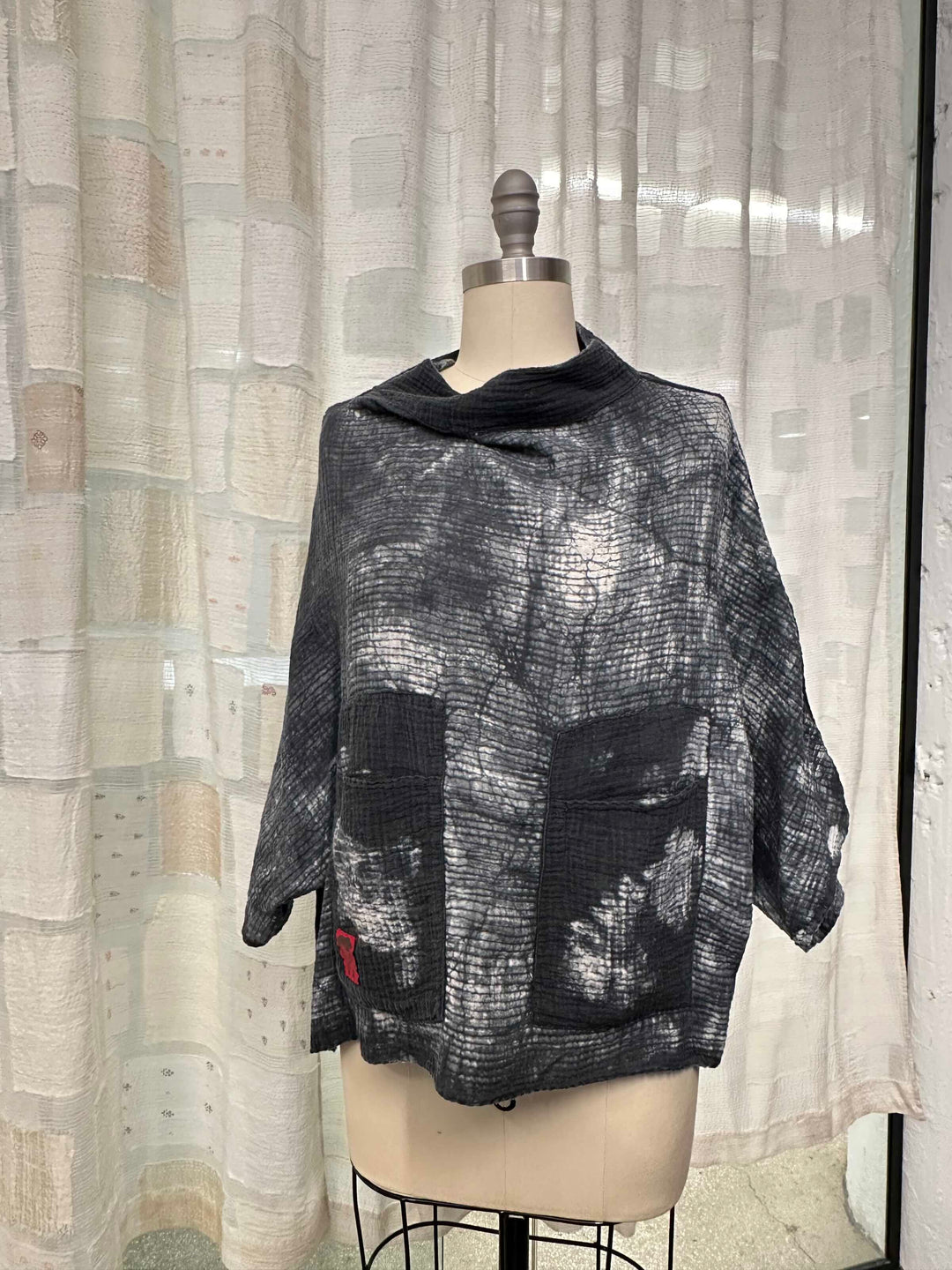 MUD DYE RIPPLE KANTHA FUNNEL NECK POCKET TOP - yp2t104-gry -