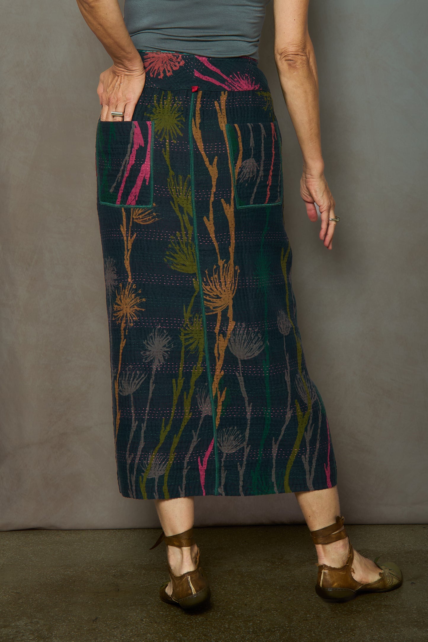 FLOWER PRINT WITH CHECKERED PATCH FRONT VENT PENCIL SKIRT - fc4666-blk -