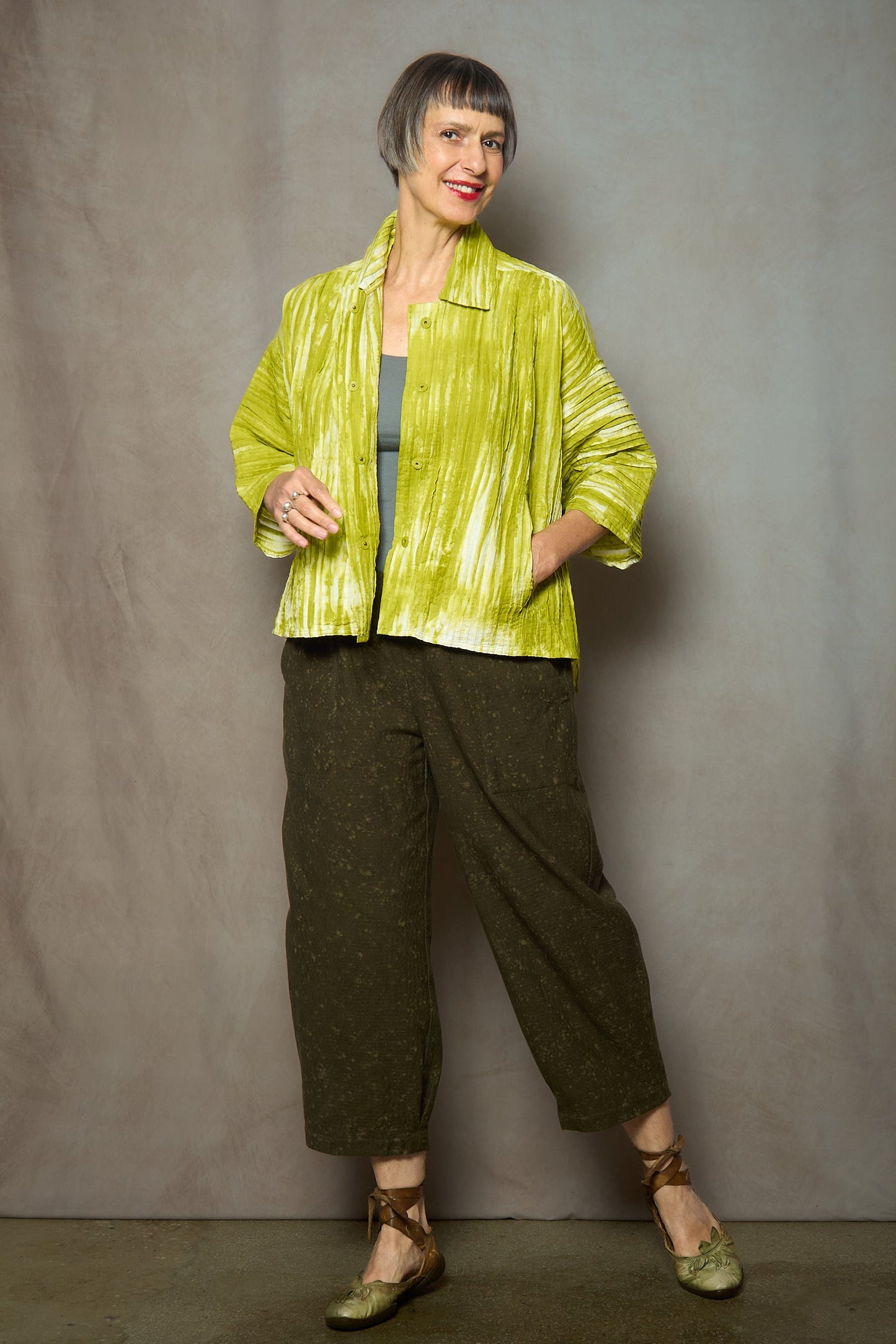 CAMBRIC TIE DYE RIPPLE TUCK HALF SLV. CROPPED JACKET - tr1j104-lim -