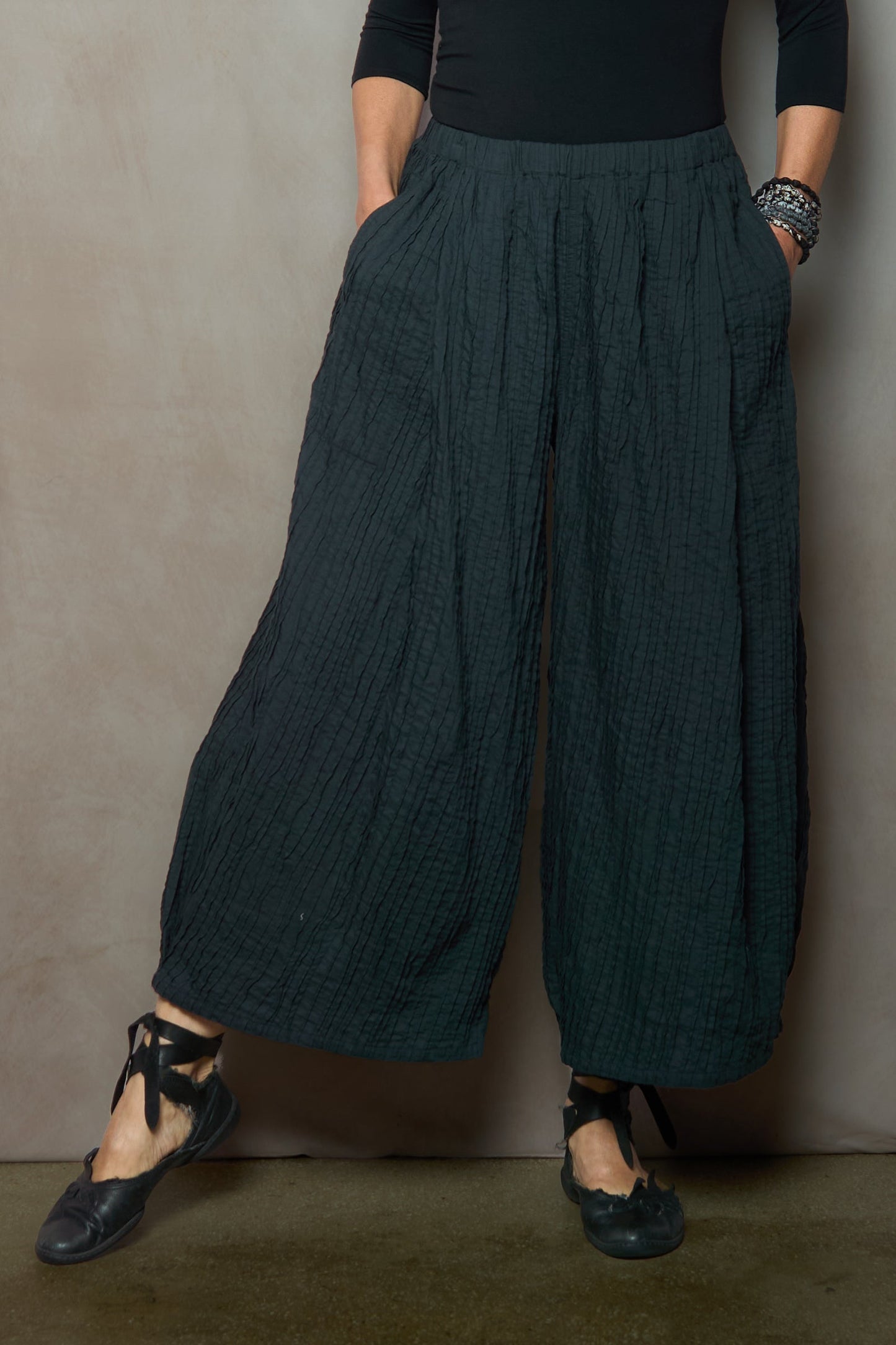 RIPPLE TUCK SOLID WIDE LEG LANTERN PANTS - trs1646-blk -