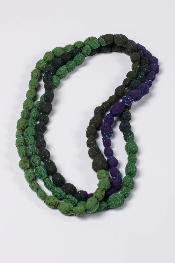 COLLIER LONG VINTAGE EN SOIE KANTHA AVEC PERLES NOUÉES - sv2707-grn -