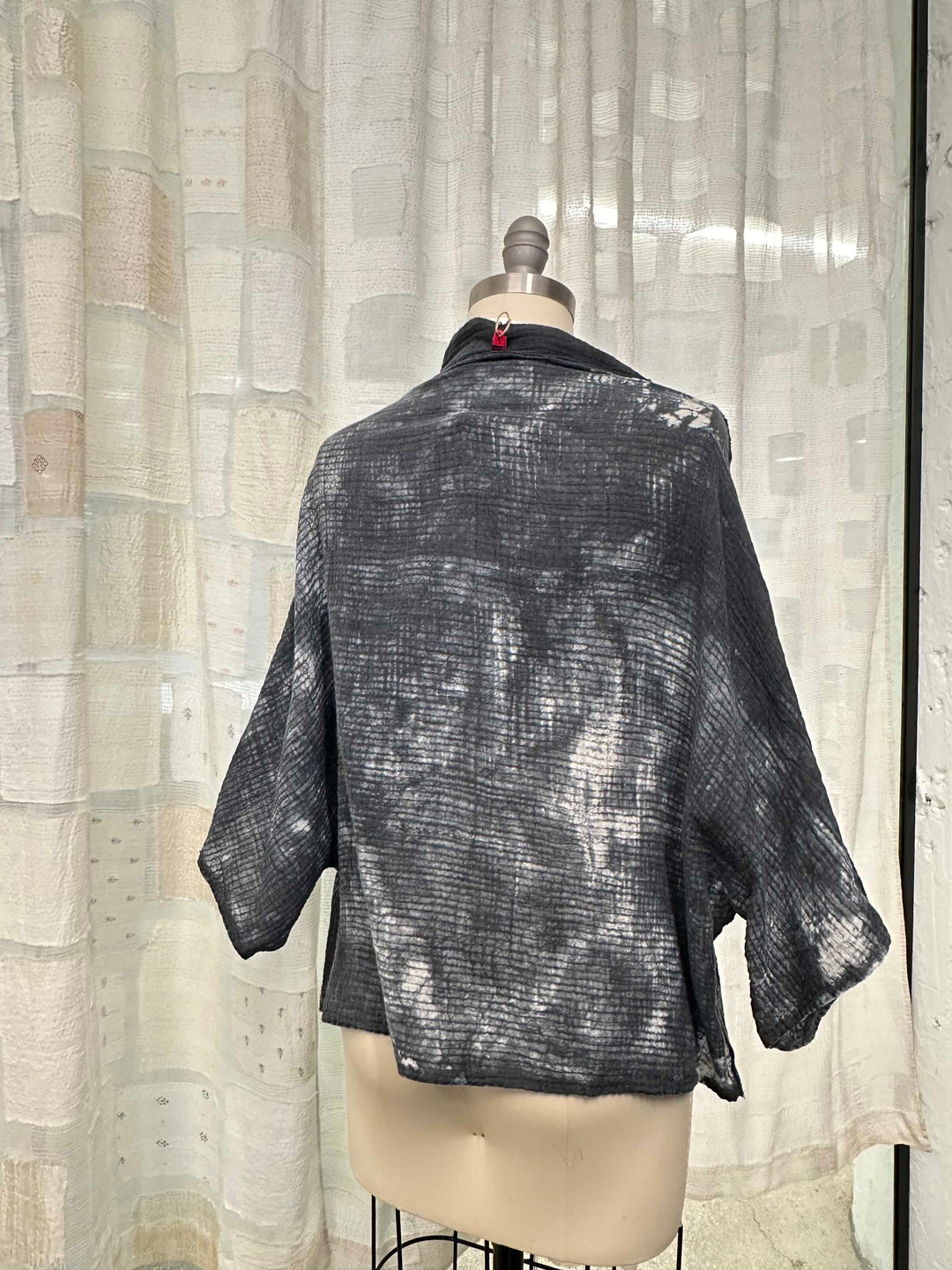 MUD DYE RIPPLE KANTHA FUNNEL NECK POCKET TOP - yp2t104-gry -