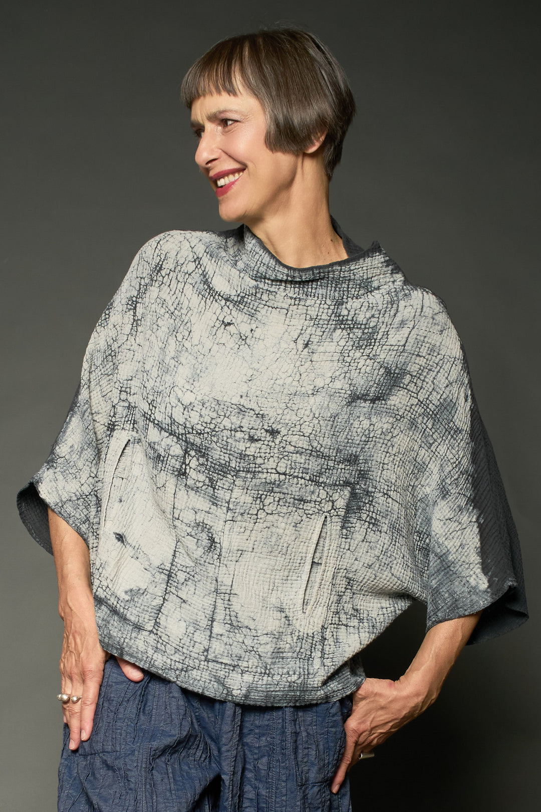 MUD DYE RIPPLE KANTHA FUNNEL NECK POCKET TOP - yp2t104-bgr -