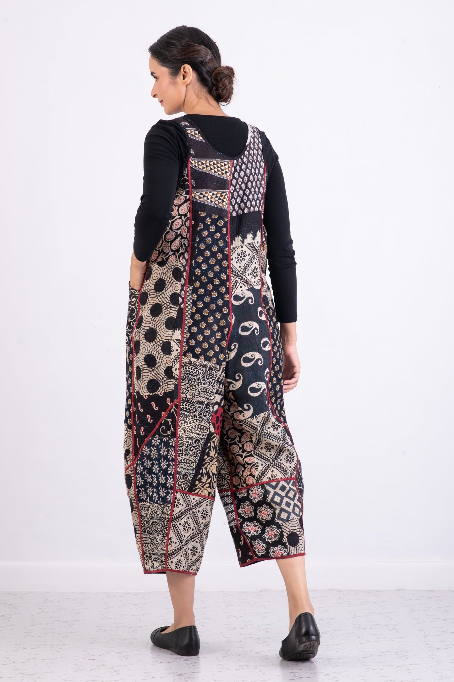 PATCH & CIRCLE PRINT KANTHA V-NECK JUMPER - pc2622-blk -