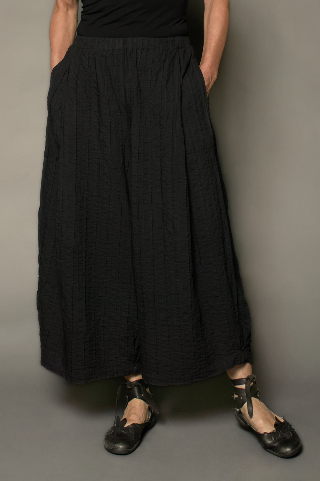 RIPPLE TUCK SOLID WIDE LEG LANTERN PANTS - trs1646-blk -