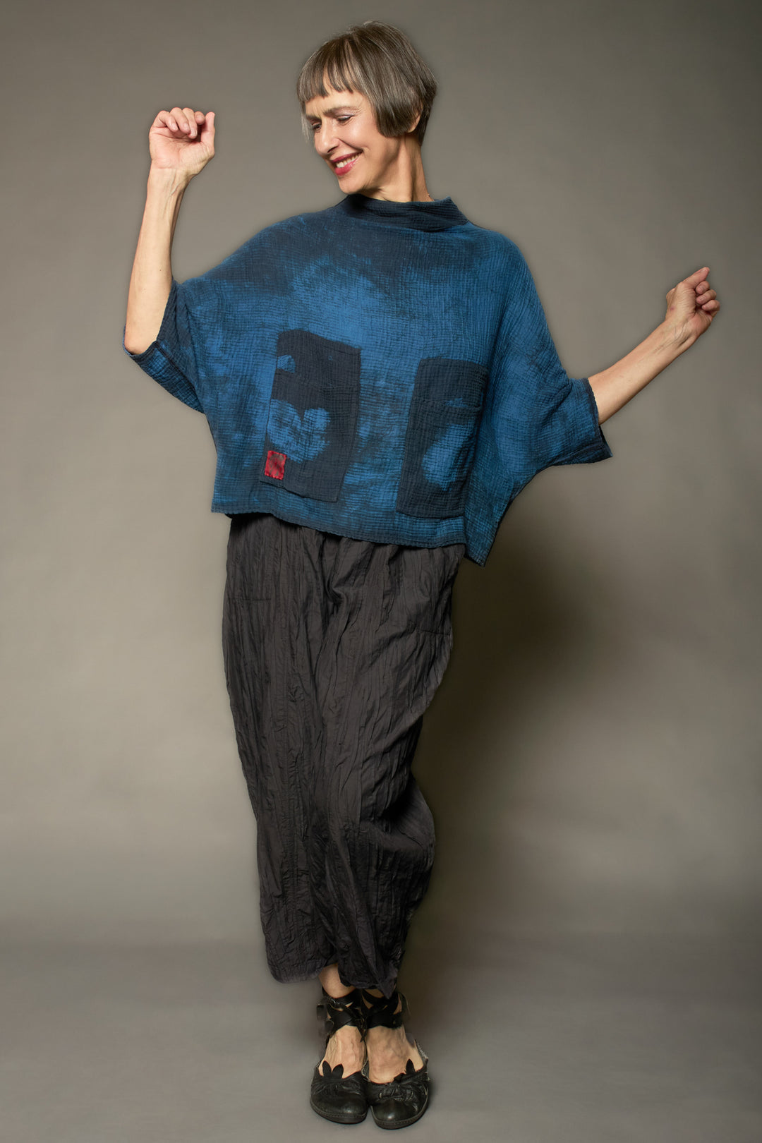 MUD DYE RIPPLE KANTHA FUNNEL NECK POCKET TOP - yp2t104-nvy -