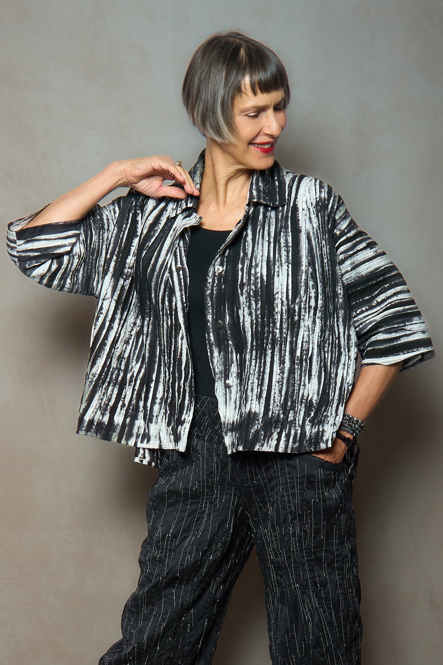 CAMBRIC TIE DYE RIPPLE TUCK HALF SLV. CROPPED JACKET - tr1j104-blk -