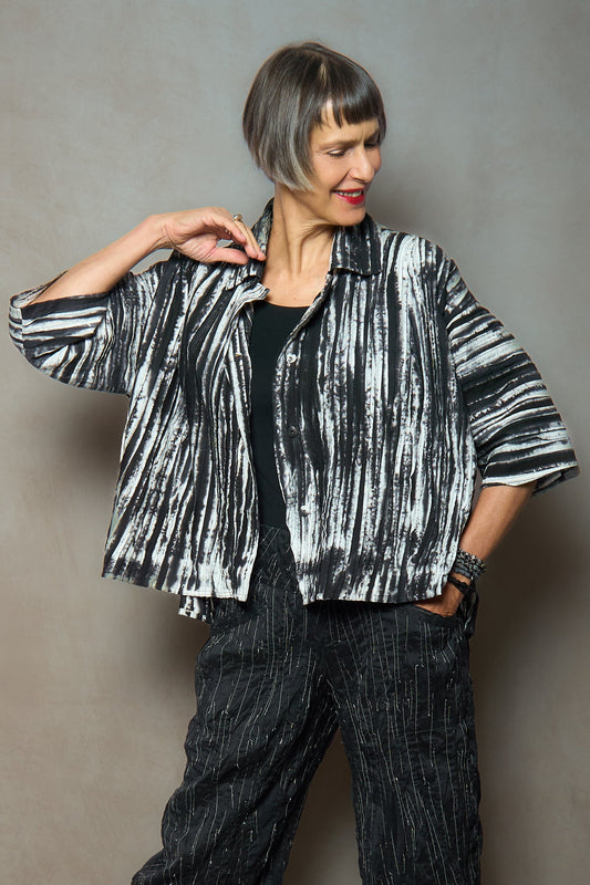 CAMBRIC TIE DYE RIPPLE TUCK HALF SLV. CROPPED JACKET - tr1j104-blk -