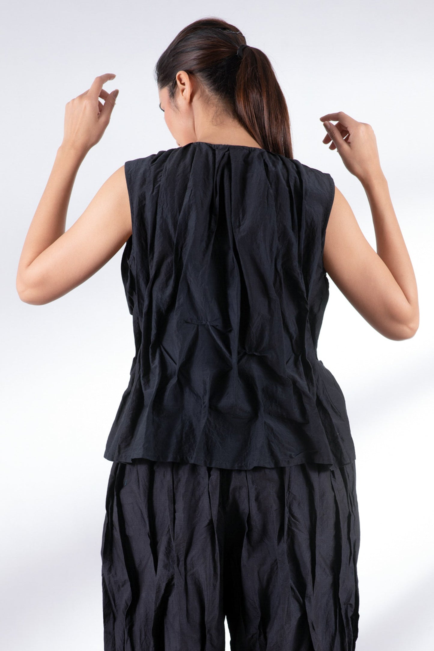 DYED COTTON SILK VOILE WAVY TUCKED SLEEVELESS BLOUSE - dc1539-blk -