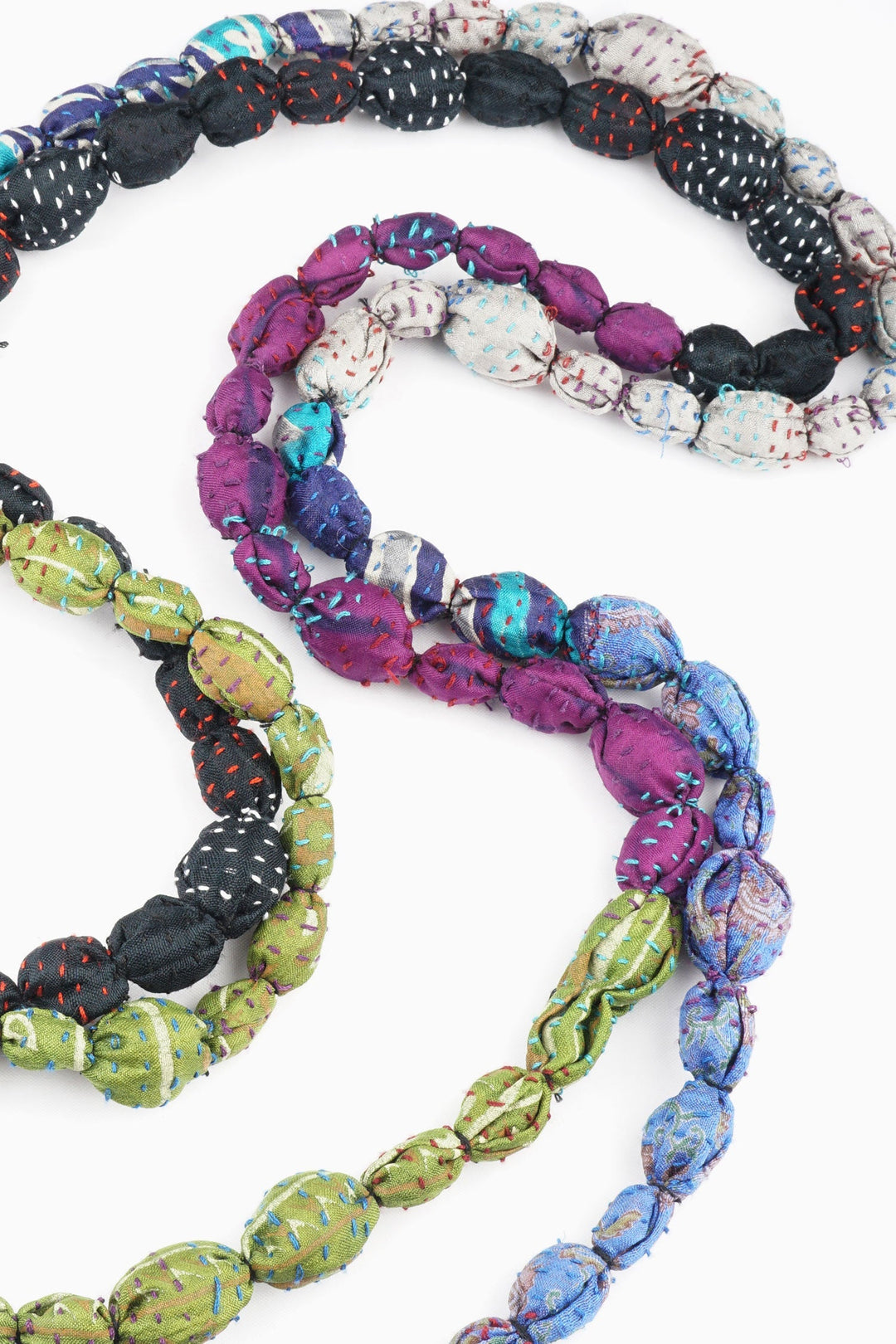 COLLIER LONG VINTAGE EN SOIE KANTHA AVEC PERLES NOUÉES - sv2707-grn -