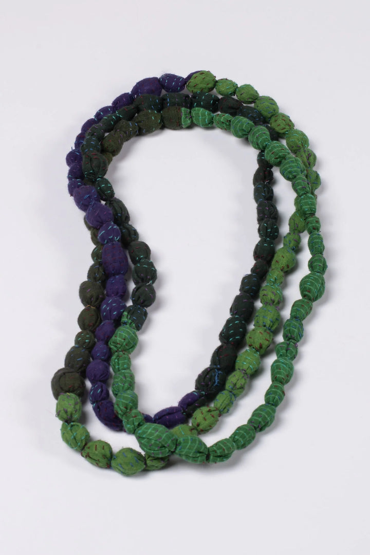 COLLIER LONG VINTAGE EN SOIE KANTHA AVEC PERLES NOUÉES - sv2707-grn -