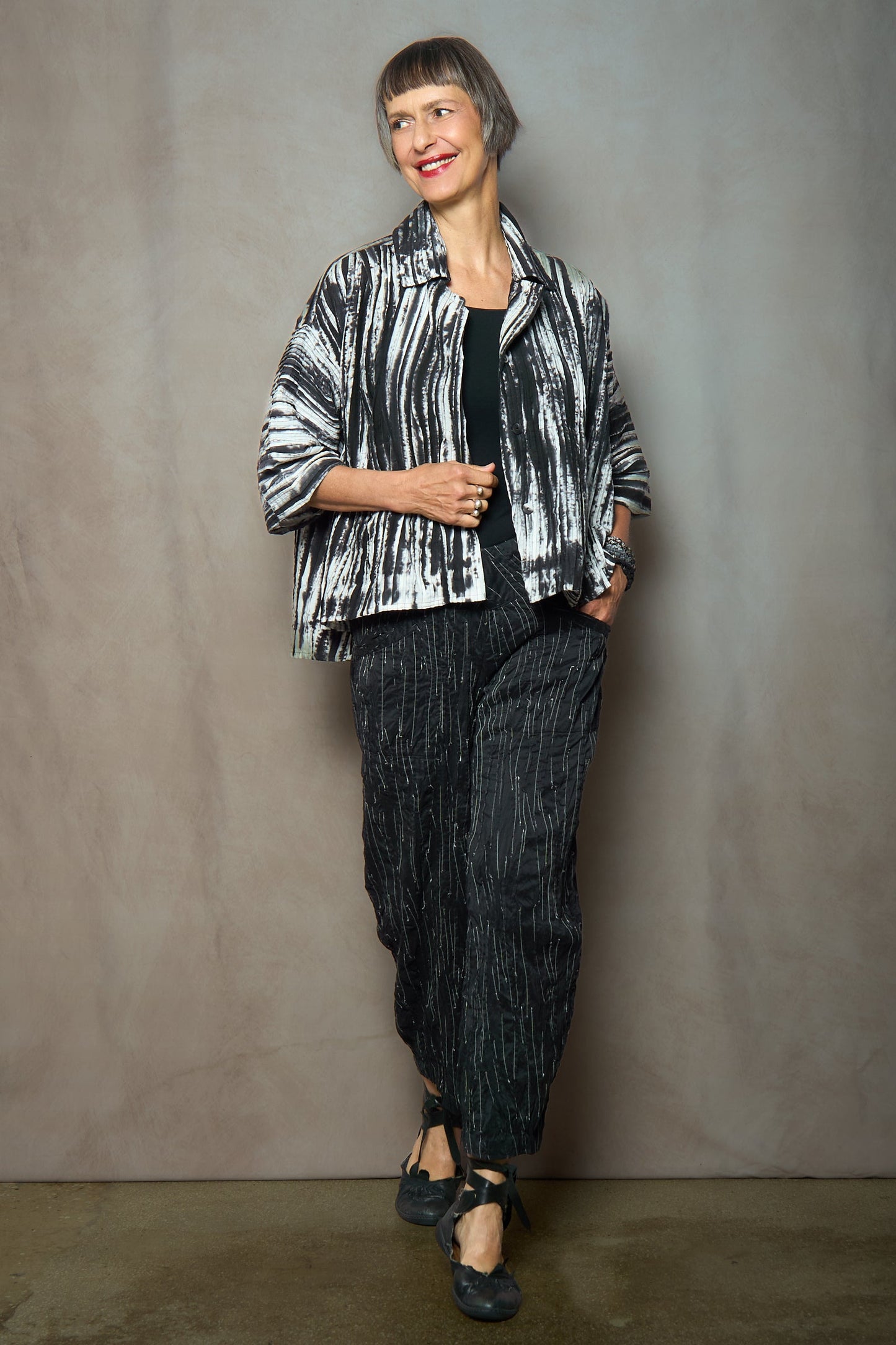 CAMBRIC TIE DYE RIPPLE TUCK HALF SLV. CROPPED JACKET - tr1j104-blk -
